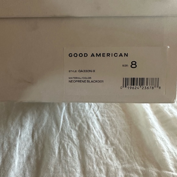 New in box Good American heels size 8 - Picture 6 of 7